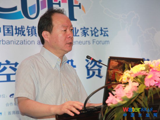 “2013中國城鎮(zhèn)化與企業(yè)家論壇”于8月10日在北京舉行。上圖為住建部村鎮(zhèn)建設(shè)司司長(zhǎng)趙暉。