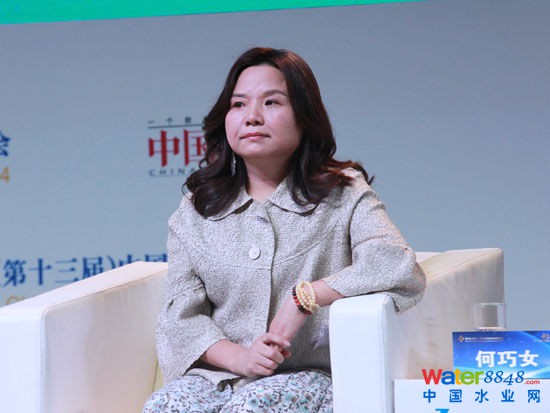 由《中國(guó)企業(yè)家》雜志社主辦的“2014(第十三屆)中國(guó)企業(yè)領(lǐng)袖年會(huì)”于12月12日-14日在北京舉行。上圖為北京東方園林董事長(zhǎng)何巧女。(圖片來(lái)源:新浪財(cái)經(jīng) 梁斌 攝)
